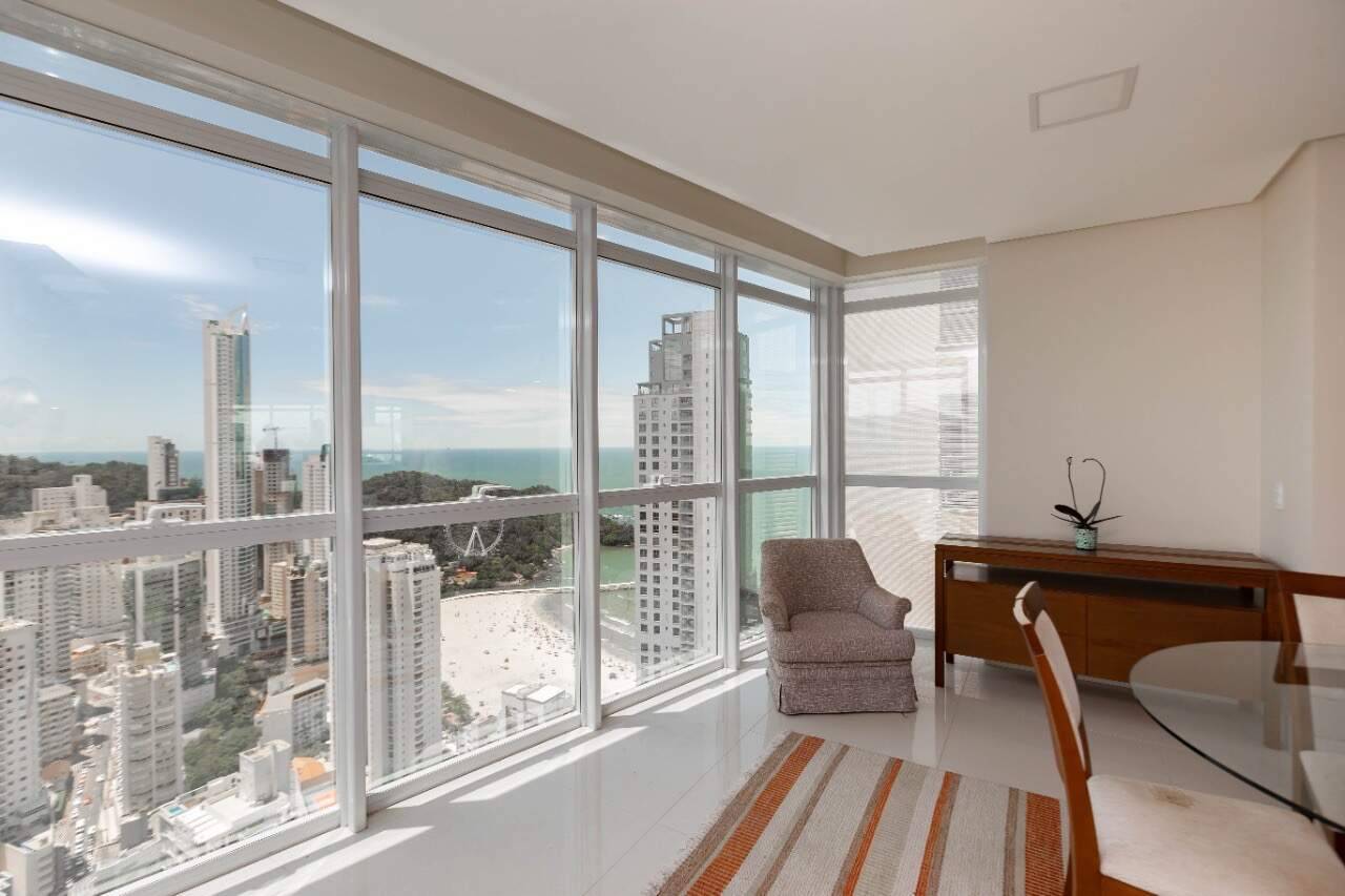 Apartamento com 4 suítes no Alameda Jardins no Centro em Balneário Camboriú