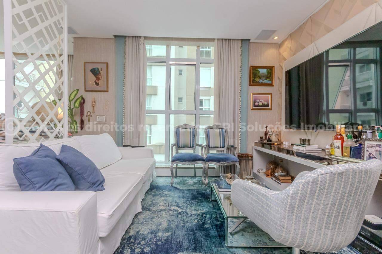 Apartamento com 3 suítes no Edifício Don Victorio no Centro em Balneário Camboriú