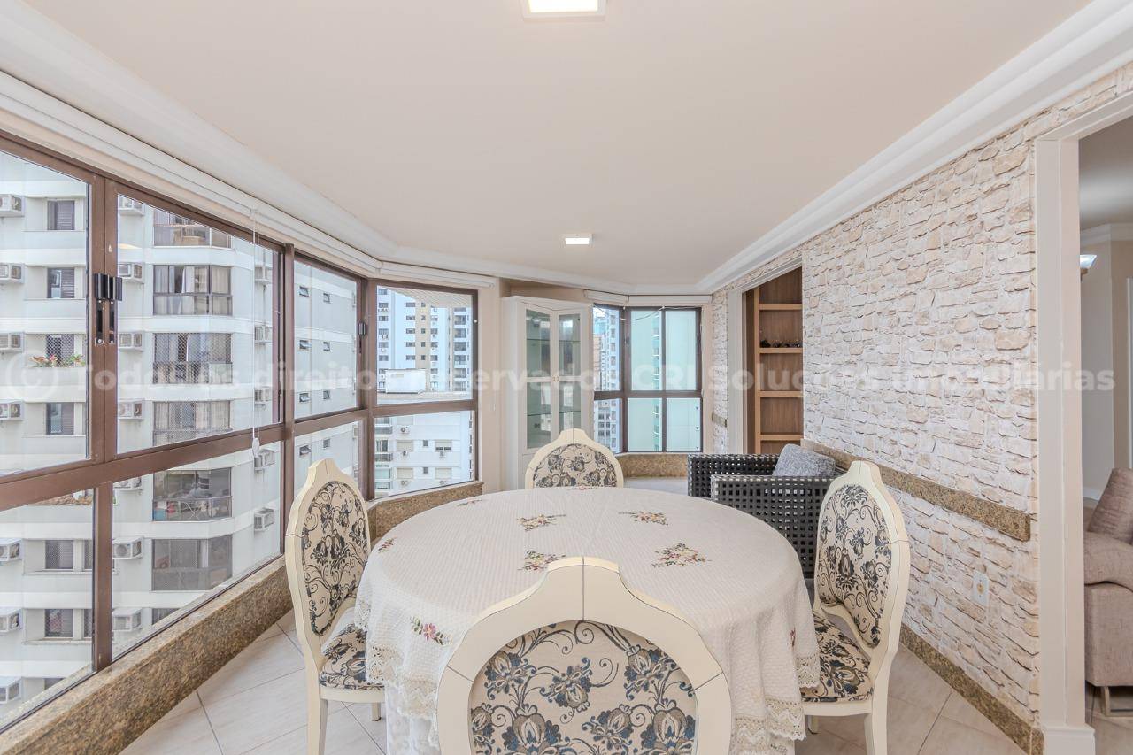 Foto do imóvel Apartamento Vista Mar Mobiliado á venda com 04 dormitórios no Edifício Solar Grimaldi em Balneário Camboriú