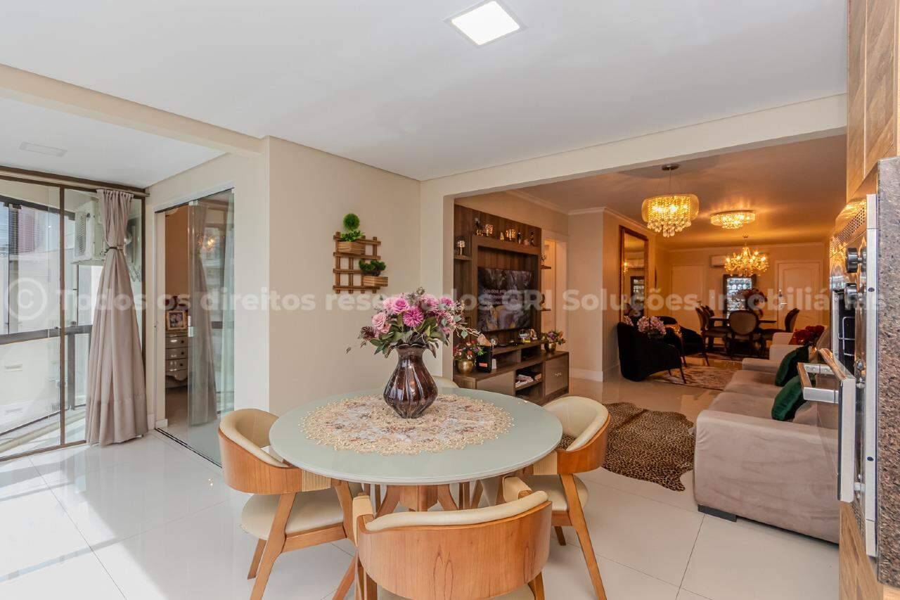 Apartamento com 3 suítes no Edifício Sunshine no Centro em Balneário Camboriú