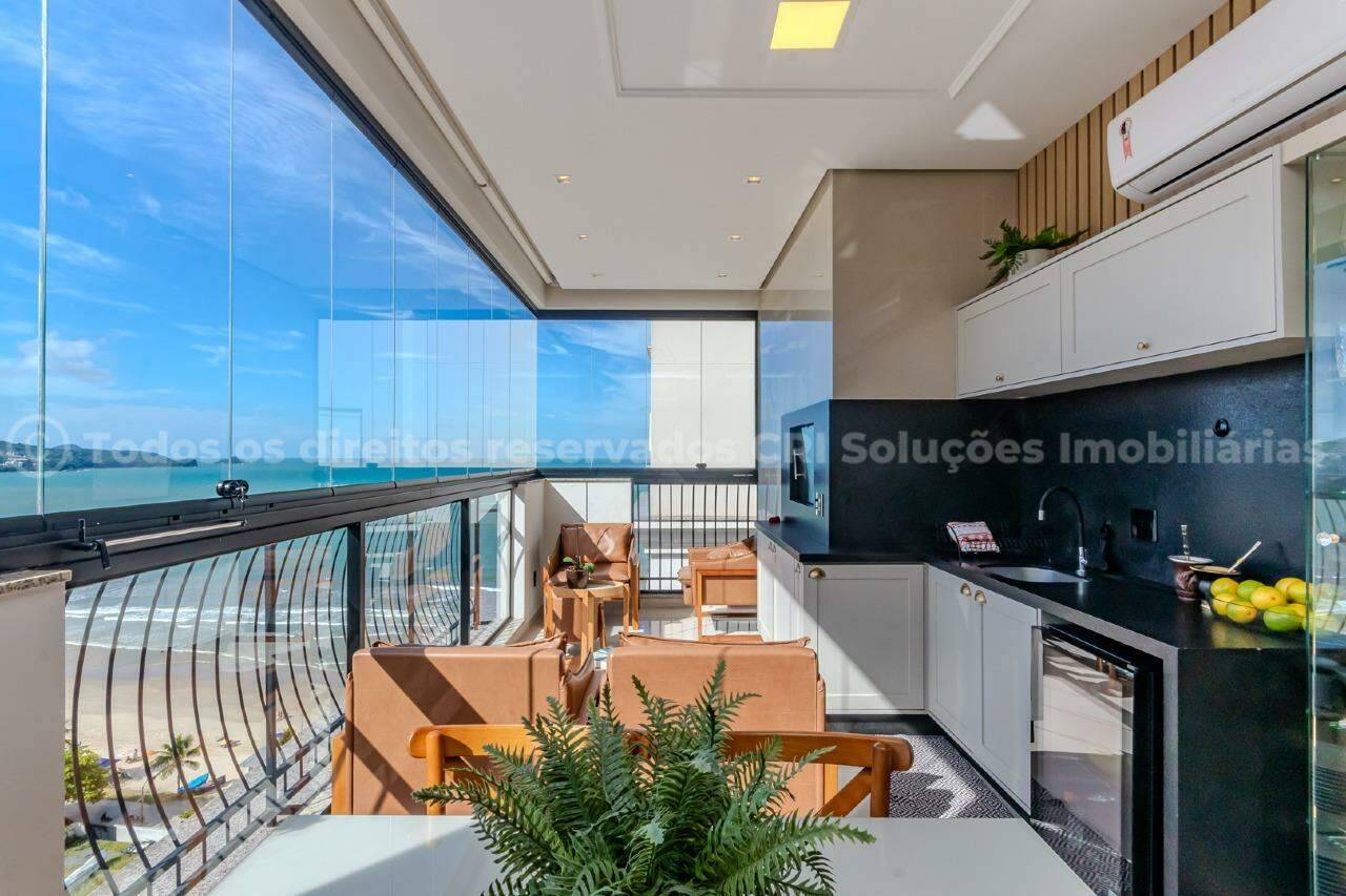 Apartamento mobiliado com 4 suítes no Magnifique Imperiale na Meia Praia em Itapema