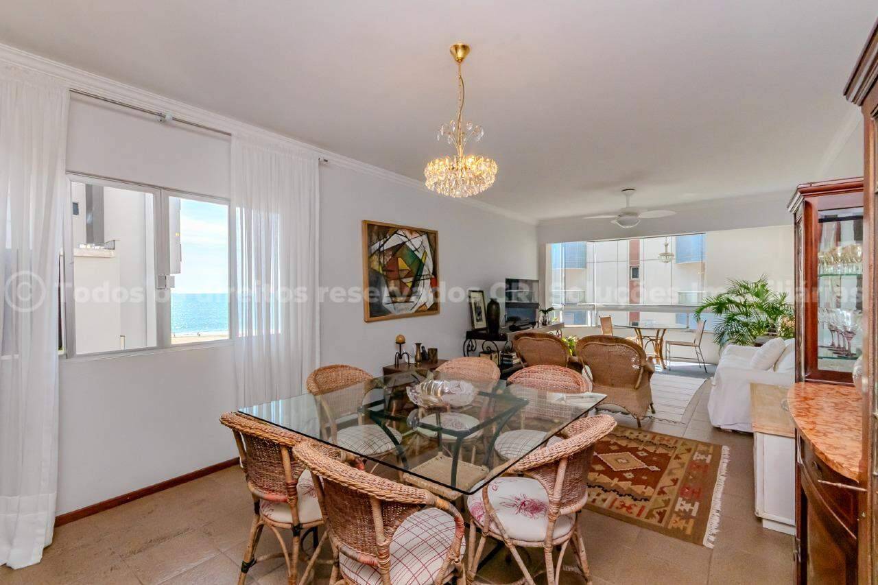 Foto do imóvel Apartamento Mobiliado com Vista Mar com 03 Dormitórios no Edifício Atlântico Sul em Balneário Camboriú