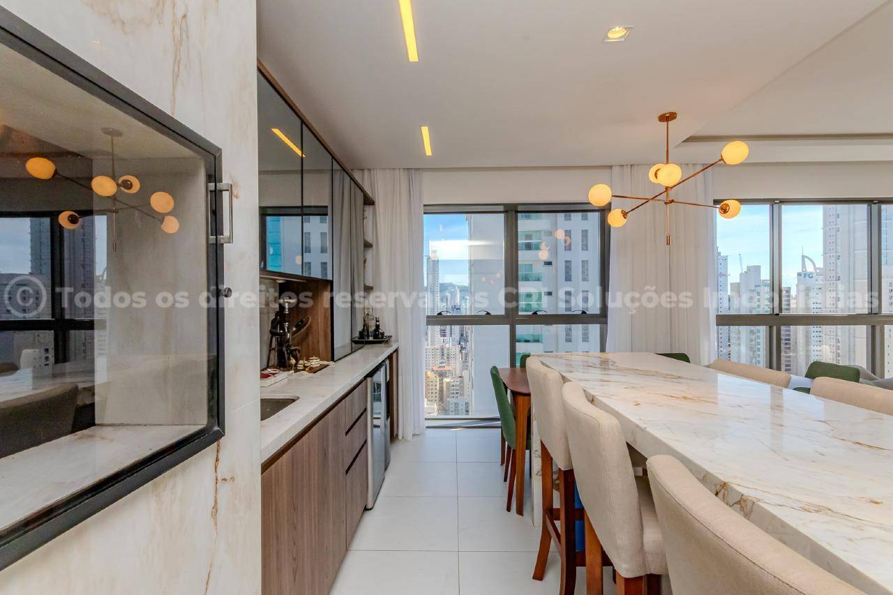 Apartamento no Edifício Royal Tower com 04 Suítes no Centro de Balneário Camboriú.