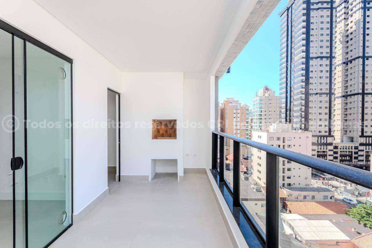 Apartamento com 3 suítes no Edifício Oxford na Meia Praia em Itapema