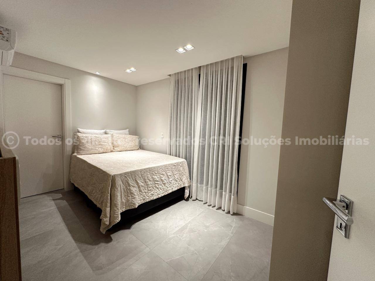 Foto do imóvel Apartamento Mobiliado com 2 Suítes à Venda no Edifício Saint Antoine na Praia Brava em Itajaí