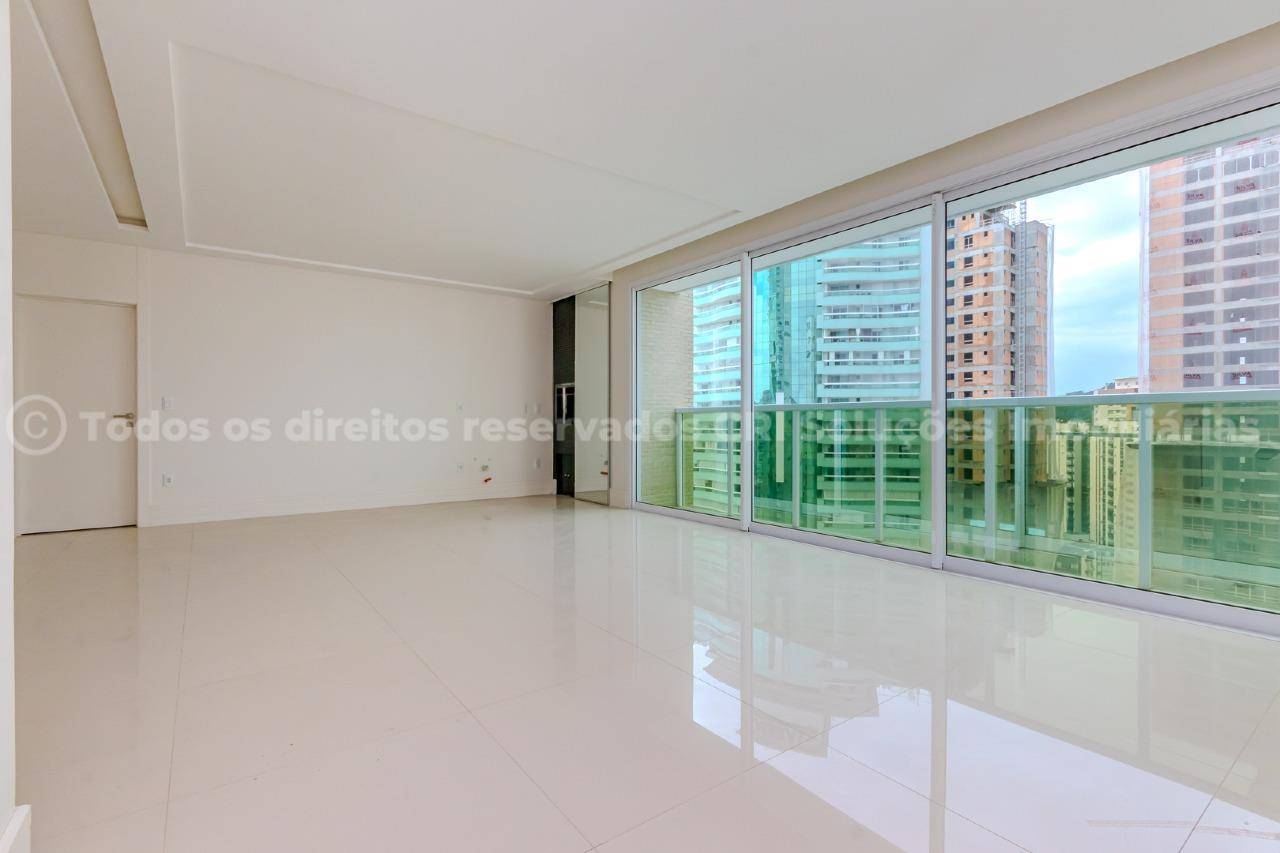 Apartamento com 4 quartos sendo 2 suítes no Edifício Ville Del Acqua no Centro em Balneário Camboriú