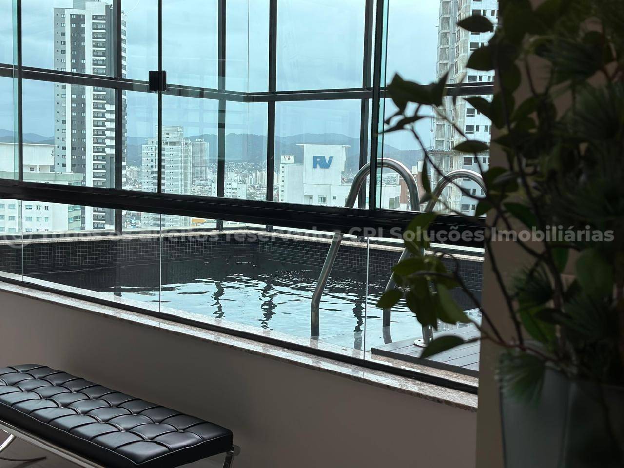Foto do imóvel Apartamento de 4 Suítes mobiliado no Edifício Grand Royale em Balneário Camboriú | Vida na praia