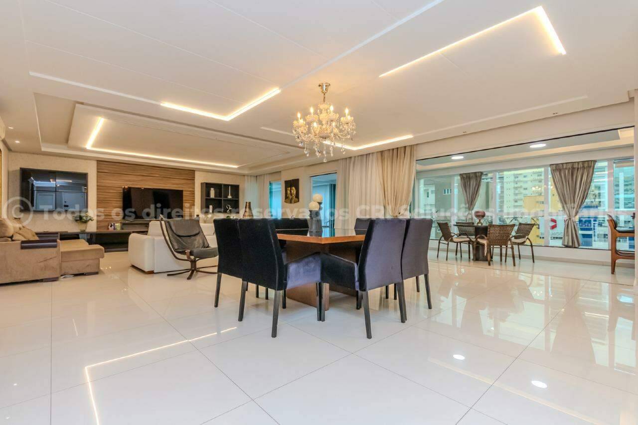 Apartamento com 5 Suítes no Edifício Imperial Palace na Meia Praia em Itapema
