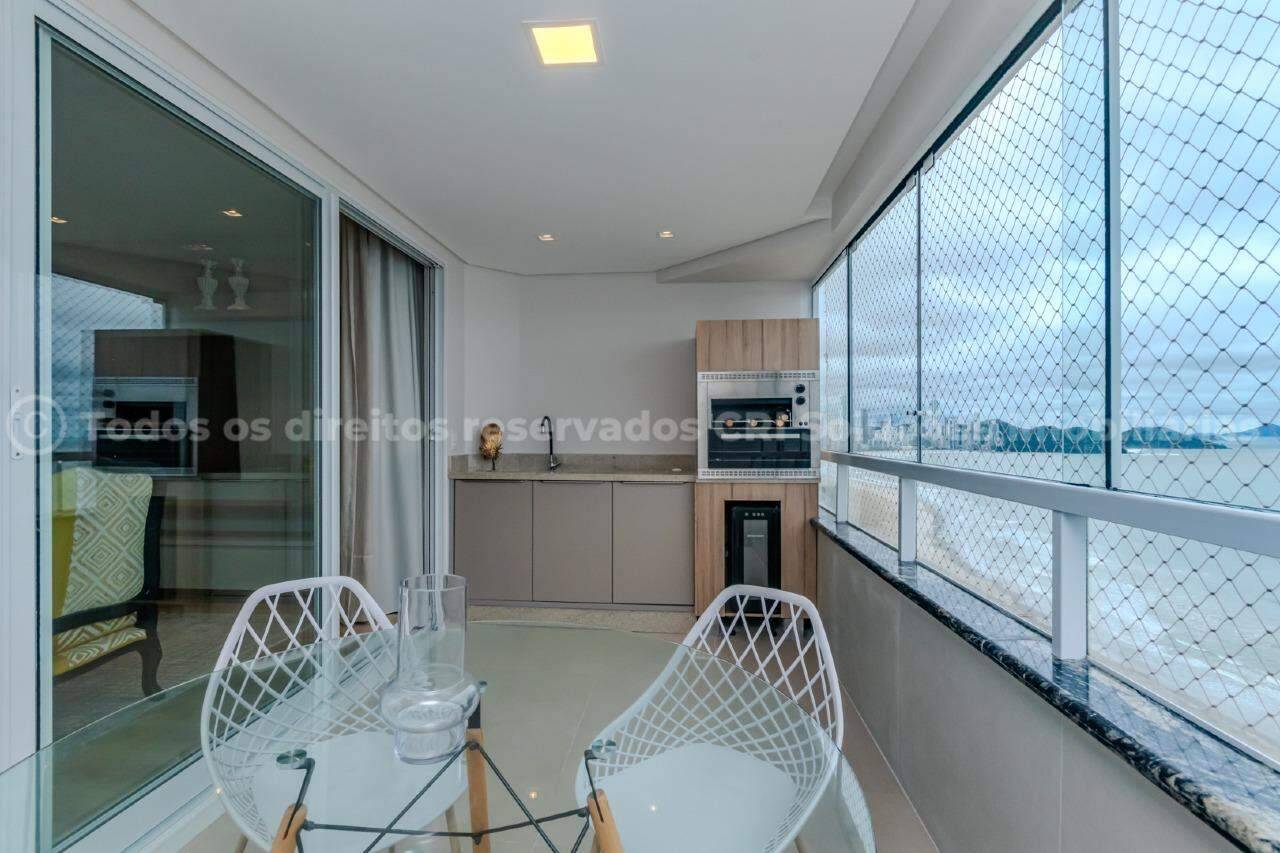 Foto do imóvel Apartamento à venda com 3 suítes amplas e 3 vagas de garagem no Edifício Arthur Fischer no centro de Balneário Camboriú