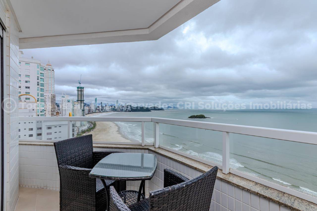 Foto do imóvel Apartamento à venda com 3 suítes amplas e 3 vagas de garagem no Edifício Arthur Fischer no centro de Balneário Camboriú