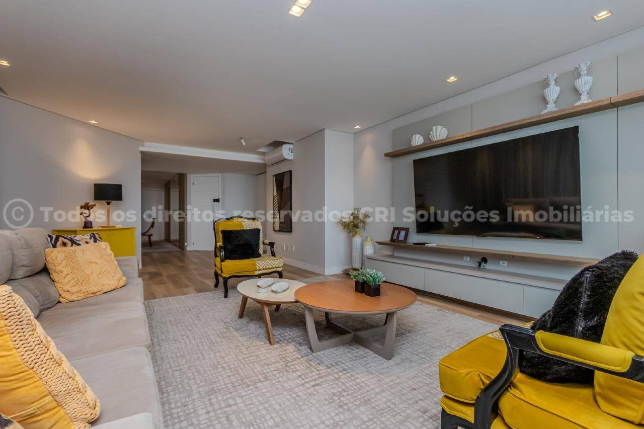 Foto do imóvel Apartamento à venda com 3 suítes amplas e 3 vagas de garagem no Edifício Arthur Fischer no centro de Balneário Camboriú