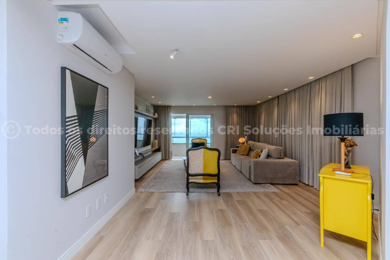 Foto do imóvel Apartamento à venda com 3 suítes amplas e 3 vagas de garagem no Edifício Arthur Fischer no centro de Balneário Camboriú