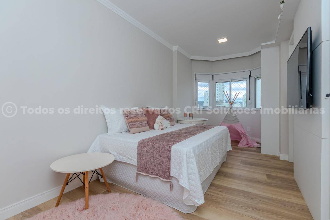 Foto do imóvel Apartamento à venda com 3 suítes amplas e 3 vagas de garagem no Edifício Arthur Fischer no centro de Balneário Camboriú