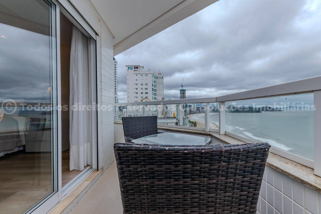 Foto do imóvel Apartamento à venda com 3 suítes amplas e 3 vagas de garagem no Edifício Arthur Fischer no centro de Balneário Camboriú