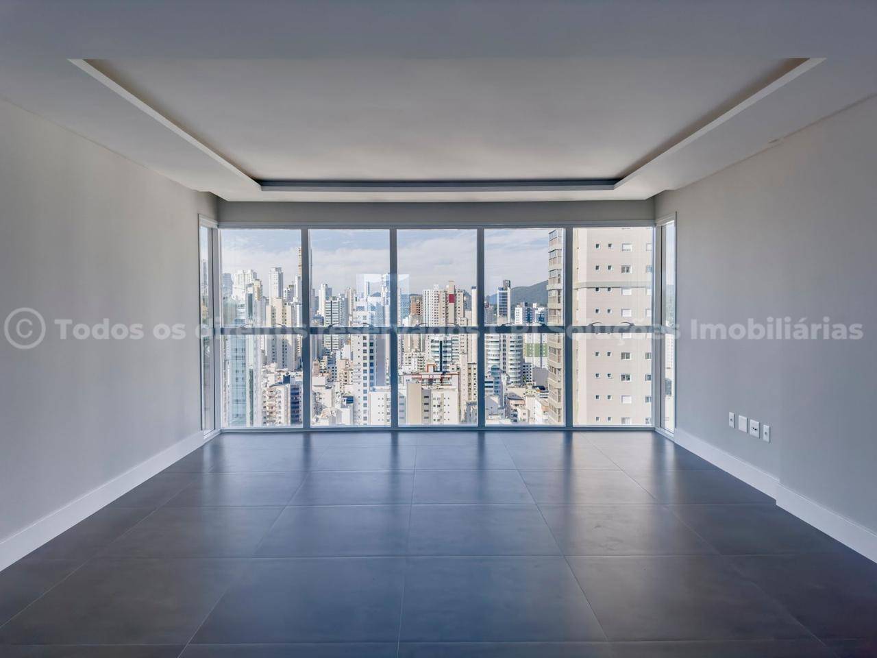 Foto do imóvel Apartamento à venda com 3 suítes amplas e 3 vagas de garagem no Exuberance Residence no centro de Balneário Camboriú