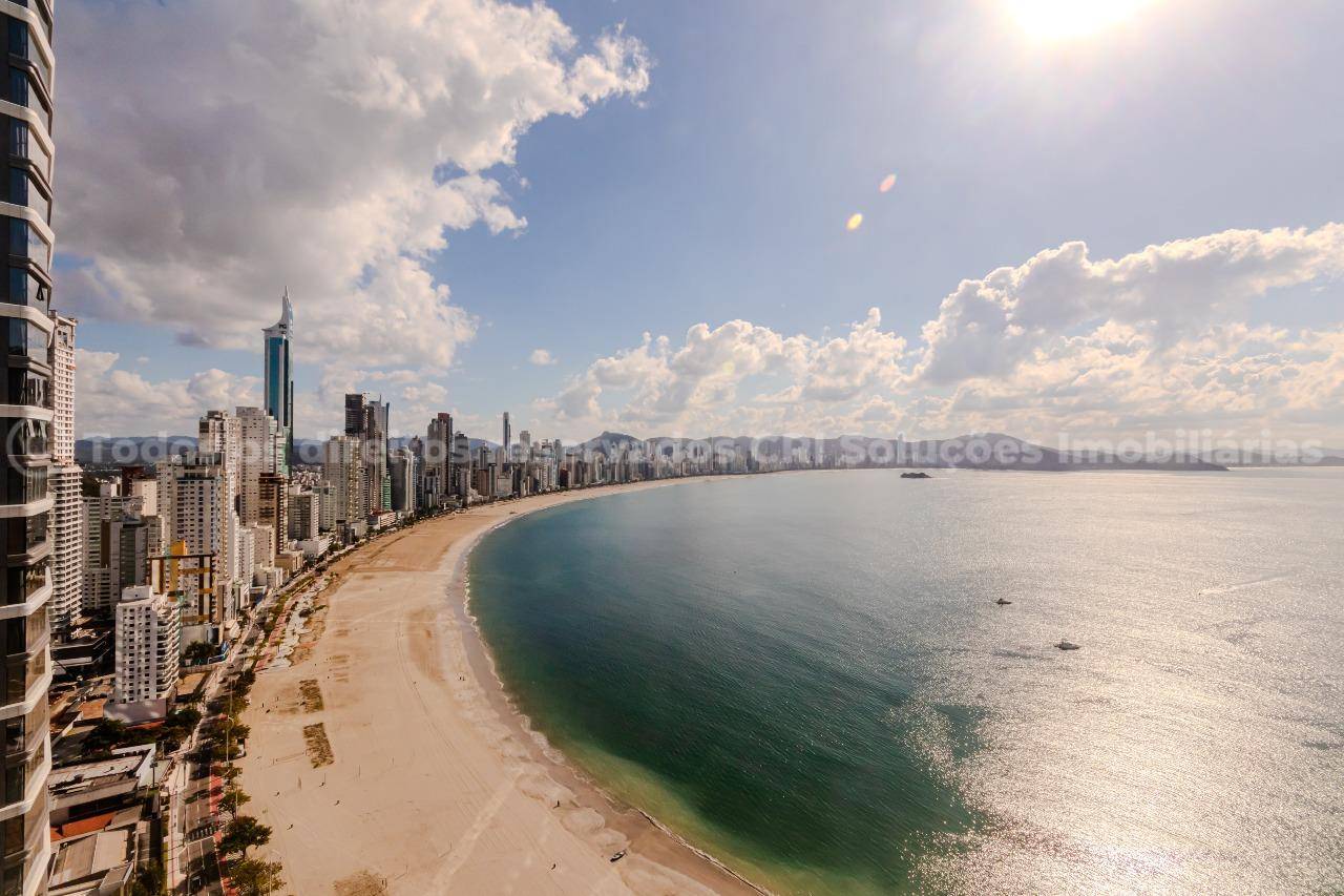 Foto do imóvel Apartamento alto-padrão à venda com 4 suítes e 4 vagas de garagem no Ibiza Towers na Barra Sul de Balneário Camboriú.