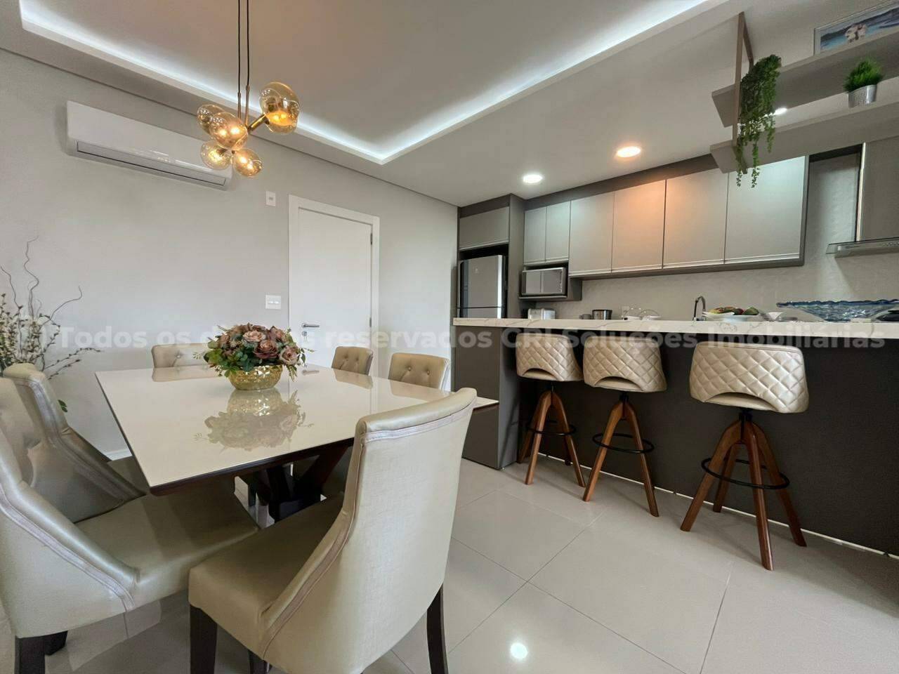 Apartamento com 2 dormitórios no Vila das Aroeiras na Meia Praia em Itapema