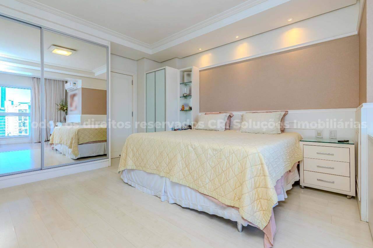 Foto do imóvel Apartamento mobiliado alto padrão à venda com 3 suítes e 3 vagas de garagem no Edifício Residencial Vermont, no centro de Balneário Camboriú.
