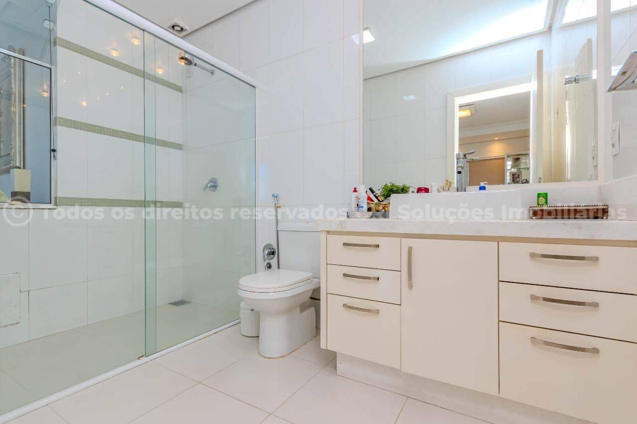 Foto do imóvel Apartamento mobiliado alto padrão à venda com 3 suítes e 3 vagas de garagem no Edifício Residencial Vermont, no centro de Balneário Camboriú.