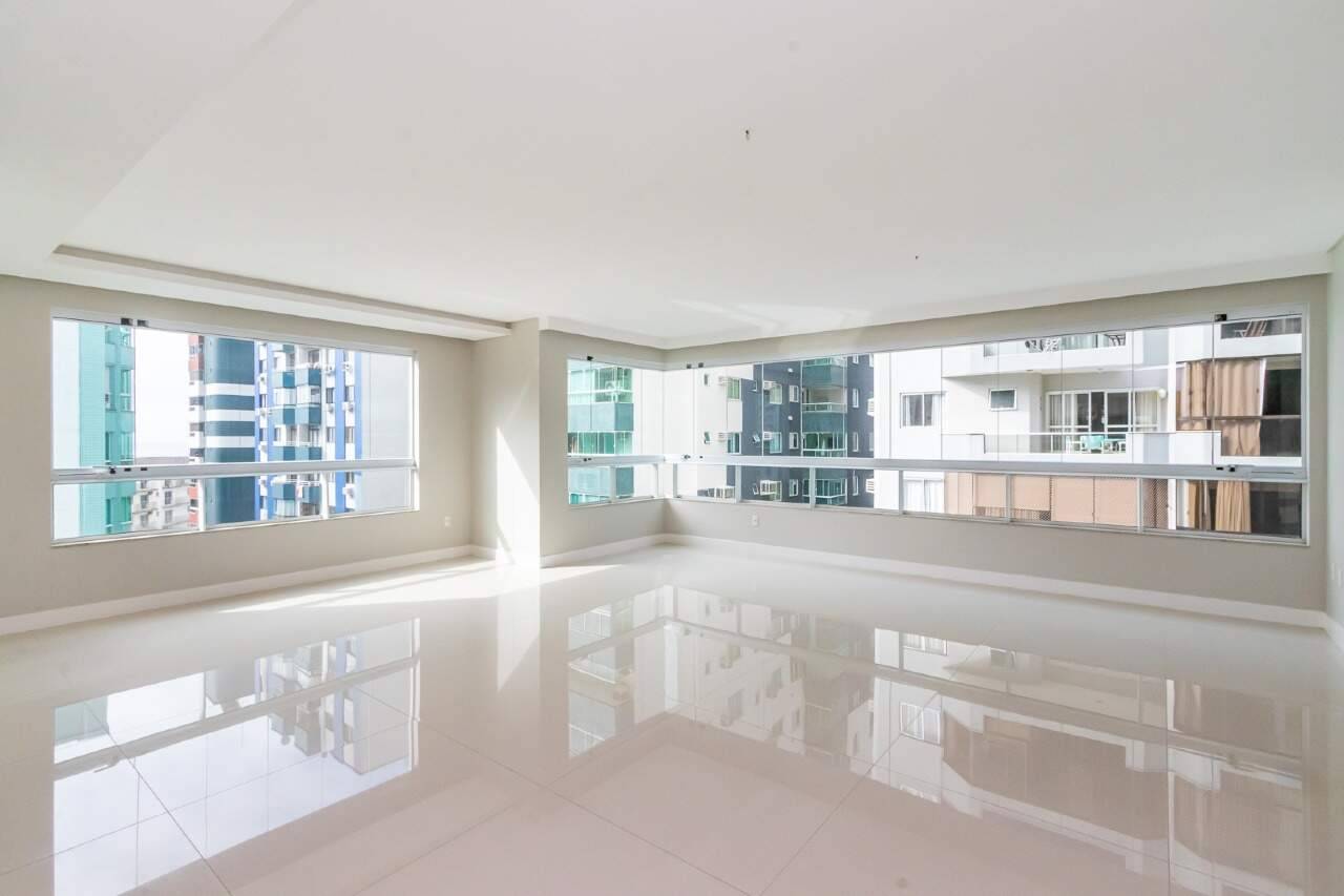 Apartamento com 3 suítes no Edifício Cidade Jardim no Centro em Balneário Camboriú