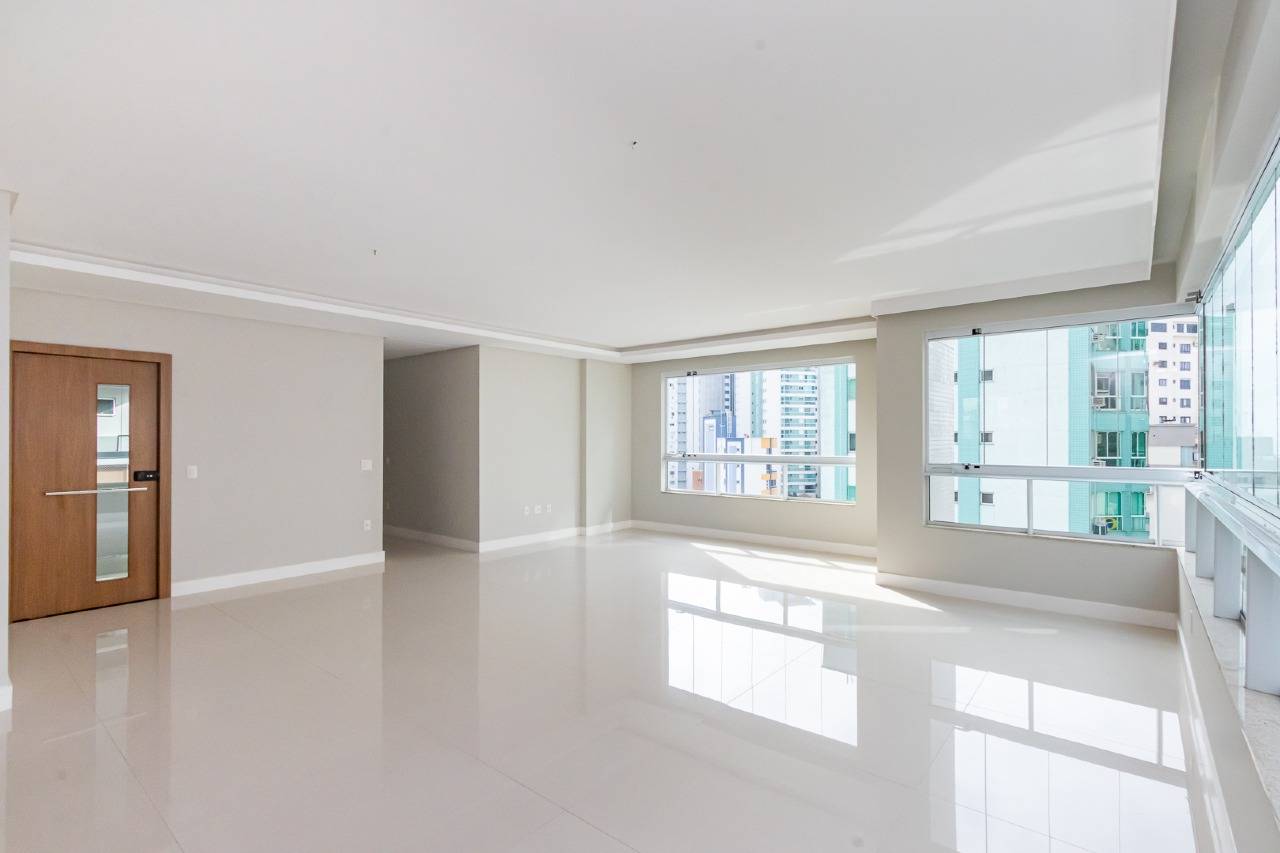 Foto do imóvel Apartamento com 03 Suítes á venda no Edifício Cidade Jardim no Centro em Balneário Camboriú 