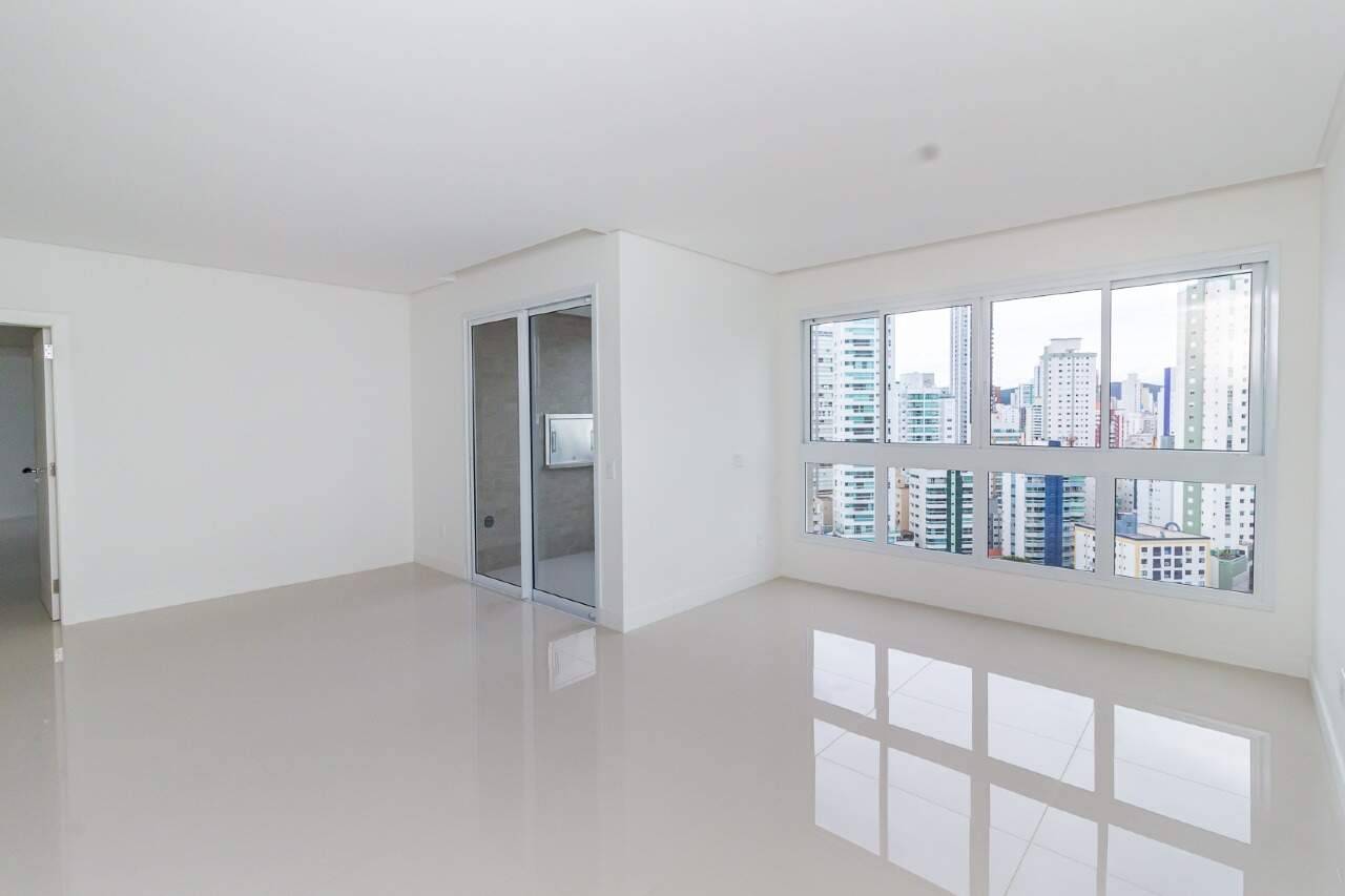 Apartamento com 03 Suítes á venda no Edifício Hamptons na Barra Sul em Balneário Camboriú
