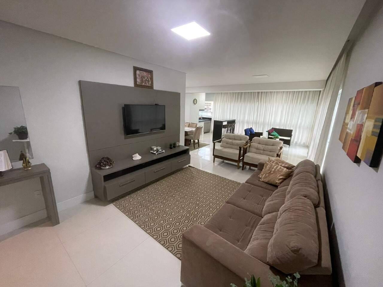 Apartamento com 4 dormitórios no Edifício Salinas na Meia Praia em Itapema