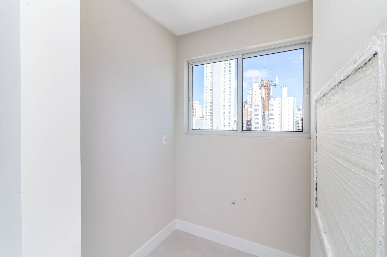 Foto do imóvel Apartamento no Centro de Balneário Camboriú com Home Office + 02 Suítes á venda no Edifício Sol da Manhã