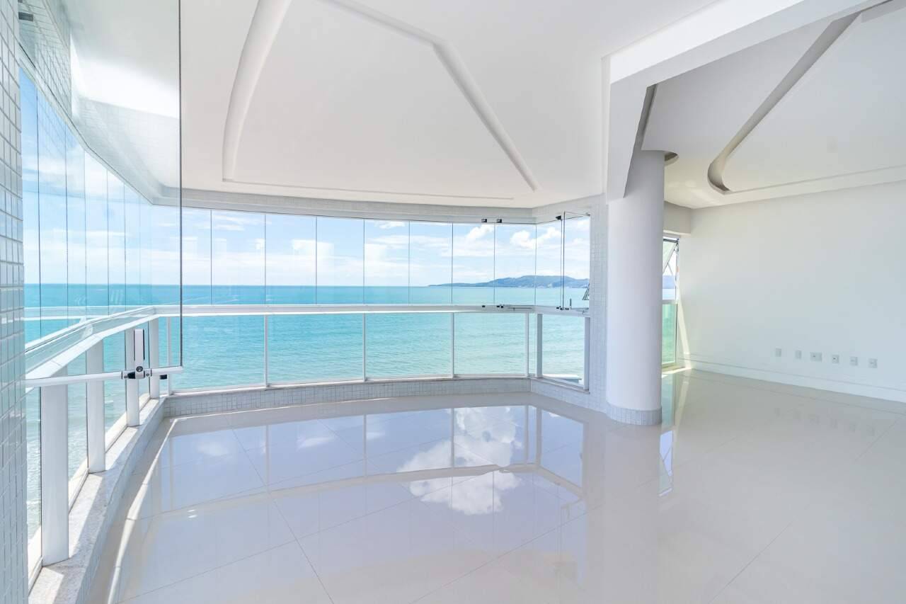Apartamento frente mar com 3 suítes no Edifício Curt Lorenz na Meia Praia em Itapema