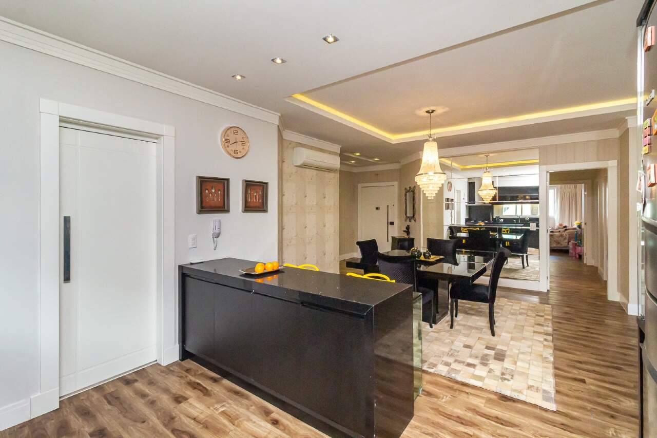 Foto do imóvel Apartamento mobiliado no Privilege Meia Praia em Itapema com 3 suítes e lazer completo