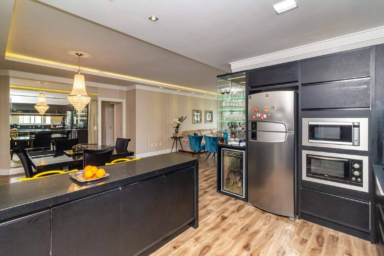 Foto do imóvel Apartamento mobiliado no Privilege Meia Praia em Itapema com 3 suítes e lazer completo