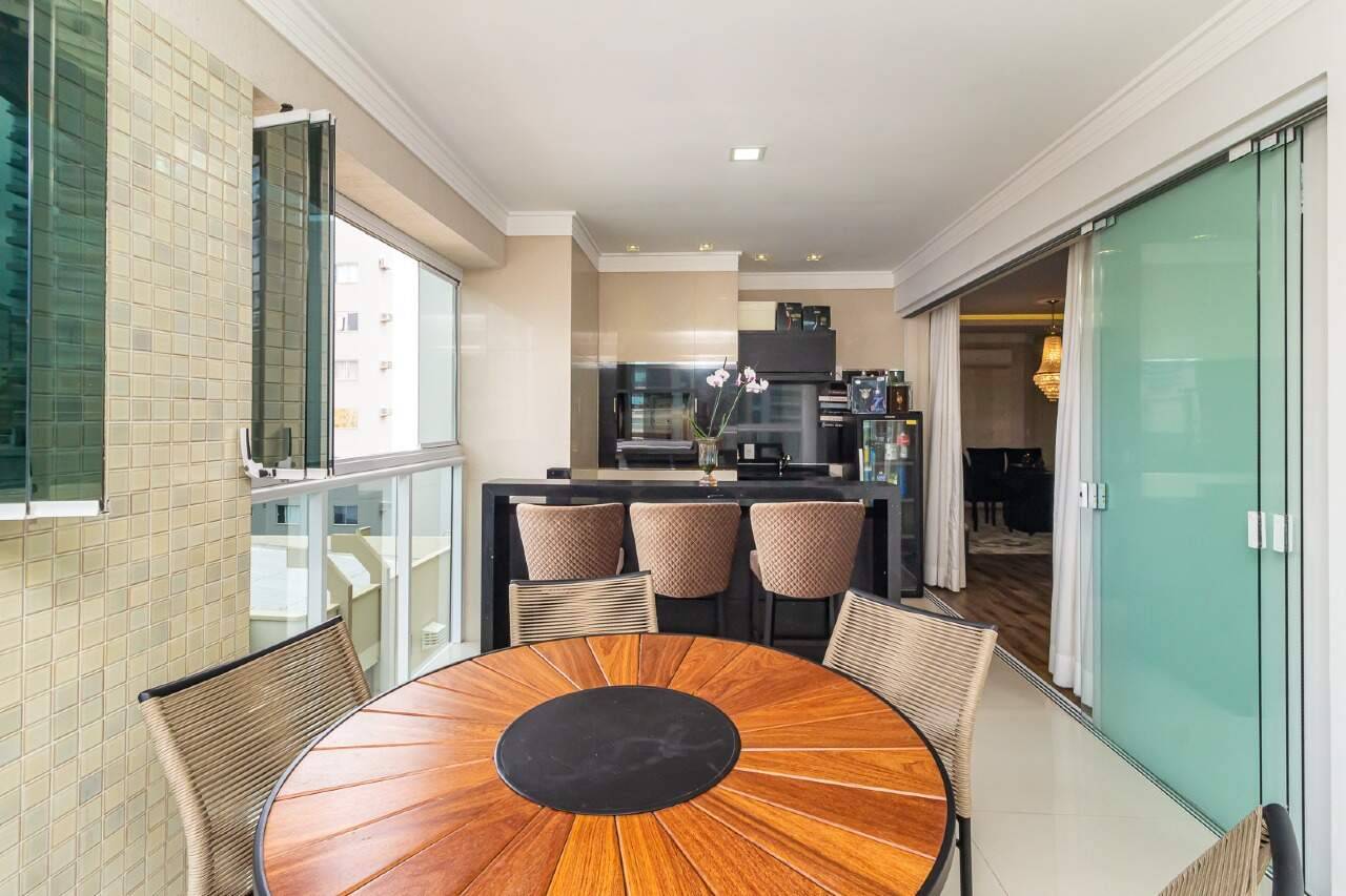 Foto do imóvel Apartamento mobiliado no Privilege Meia Praia em Itapema com 3 suítes e lazer completo