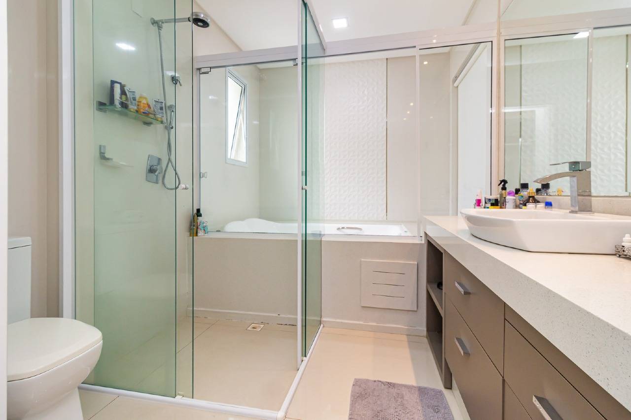 Foto do imóvel Apartamento mobiliado no Privilege Meia Praia em Itapema com 3 suítes e lazer completo