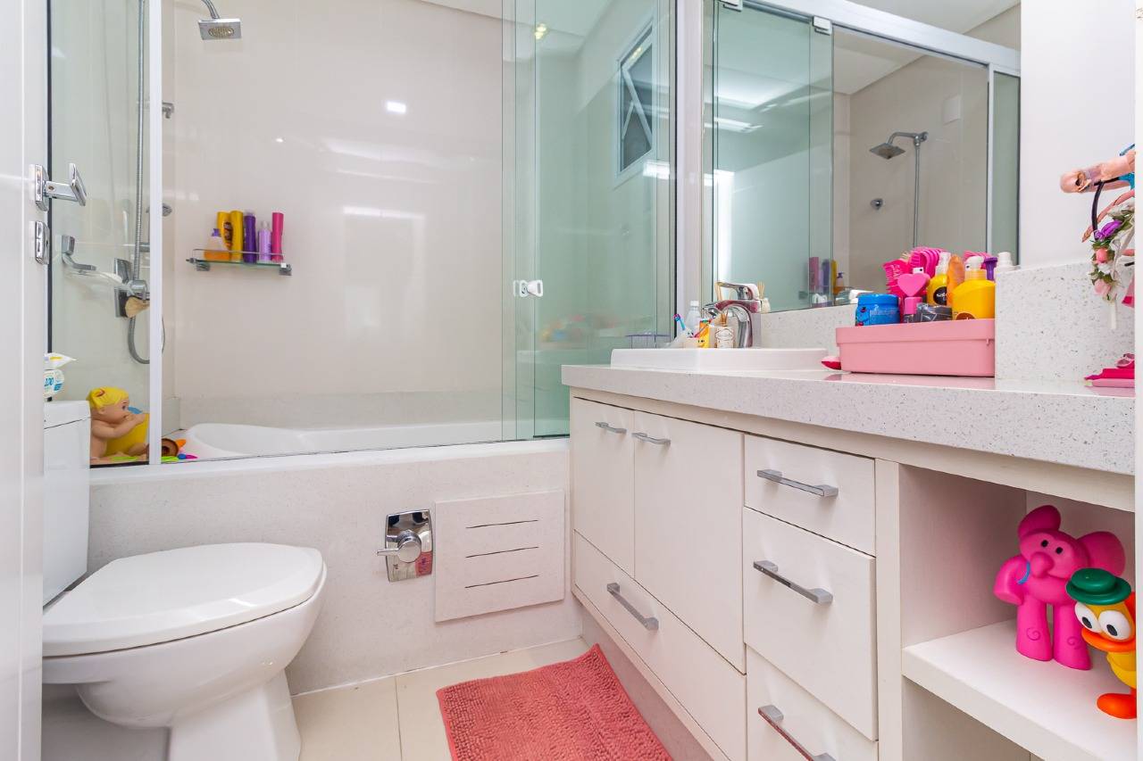 Foto do imóvel Apartamento mobiliado no Privilege Meia Praia em Itapema com 3 suítes e lazer completo