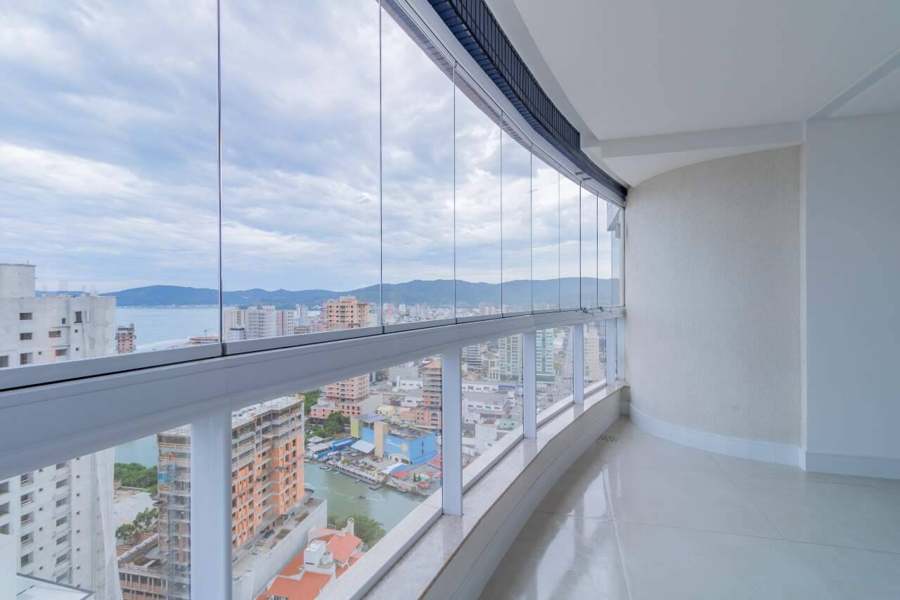 Apartamento de 128 m² com 3 suítes no Edifício Pleniluni na Meia Praia em Itapema