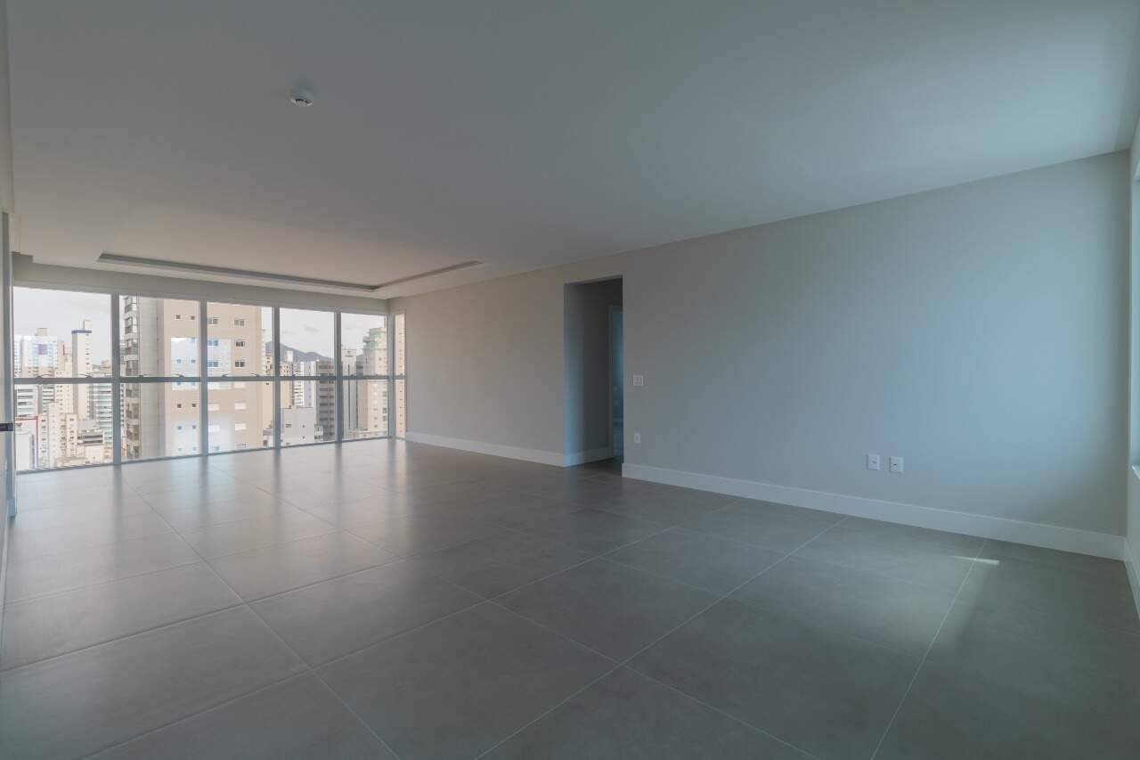 Apartamento com 3 suítes no Edifício Exuberance no Centro em Balneário Camboriú