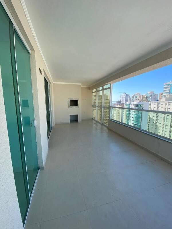Apartamento com 4 suítes no edifício Solar Tower na Meia Praia em Itapema