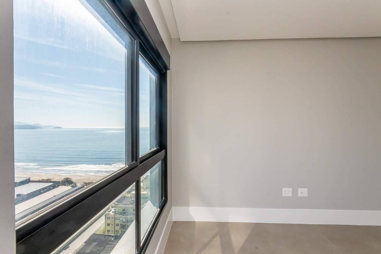Apartamento 200m² com 4 suítes e vista mar no Grand Hill na Meia Praia em Itapema