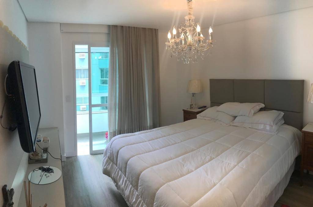 Foto do imóvel Apartamento Mobiliado Quadra Mar de 03 Dormitórios á venda no Edifício Bluemarine em Balneário Camboriú
