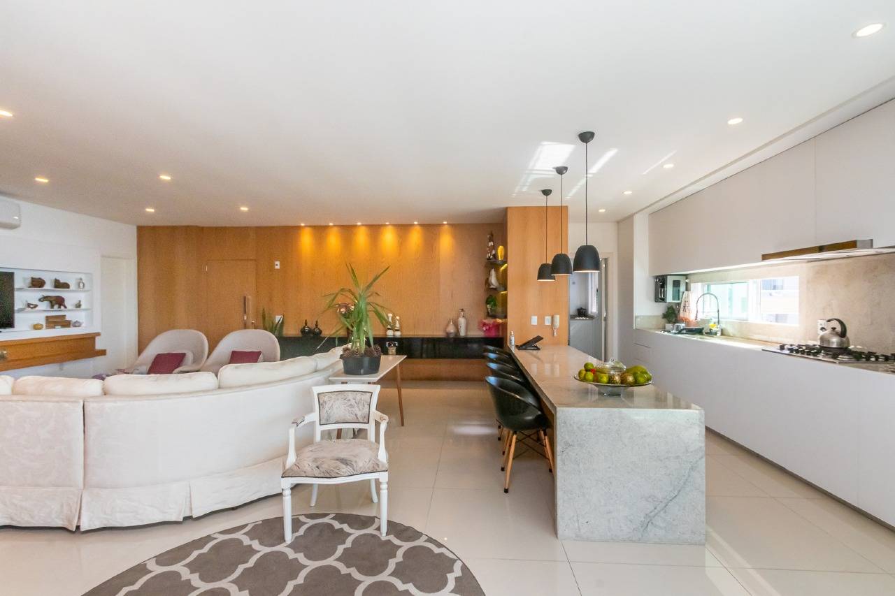 Apartamento com 4 suítes mobiliado no edifício Província di Vicenza na Meia Praia em Itapema