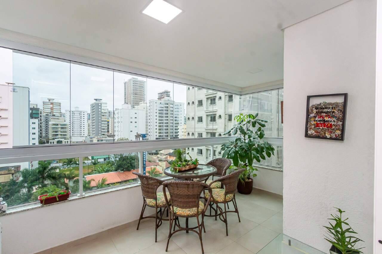 Apartamento mobiliado com 2 dormitórios no Edifício Aleandro Beber na Meia Praia em Itapema