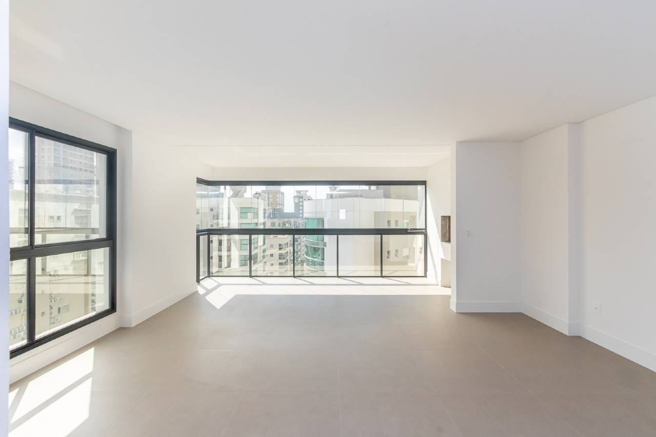 Apartamento com 3 suítes no Edifício Dom Benedito na Meia Praia, Itapema