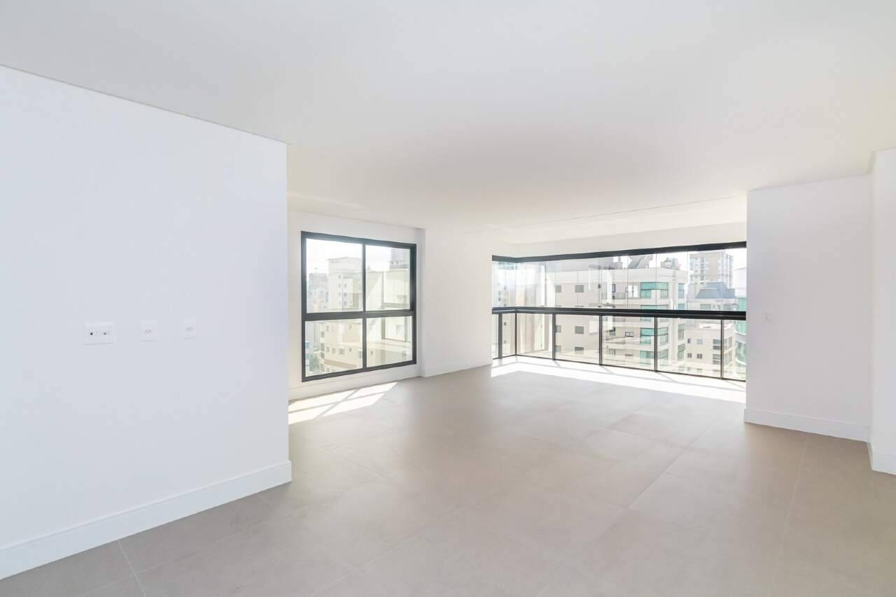 Foto do imóvel Apartamento à venda no Edifício Dom Benedito em Meia Praia – 3 suítes e 2 vagas