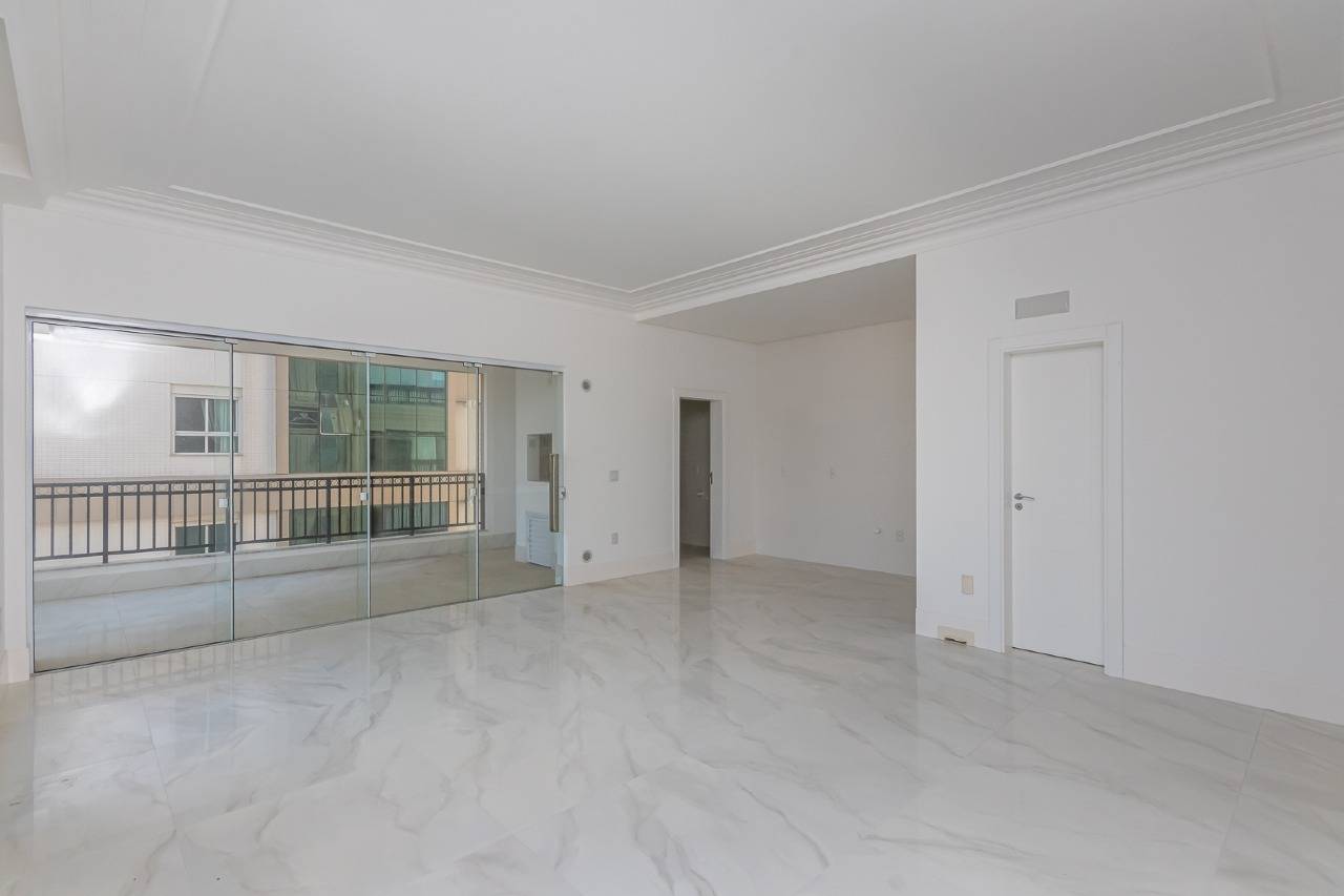 Foto do imóvel Apartamento 4 suítes no Edifício La Belle – 196m² a 60m do mar em Meia Praia, Itapema