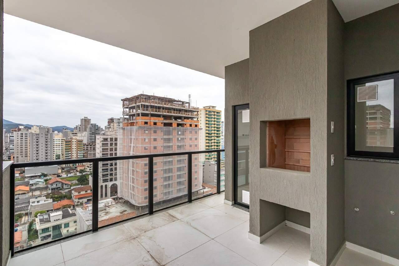 Apartamento com 3 suítes próximo ao mar no Águas de Março na Meia Praia em Itapema
