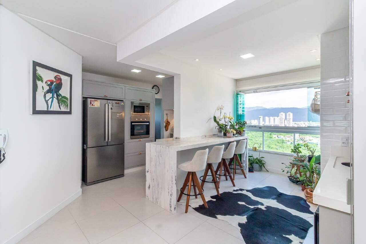 Apartamento Mobiliado com 3 Suítes no Edifício Elohim na Meia Praia em Itapema