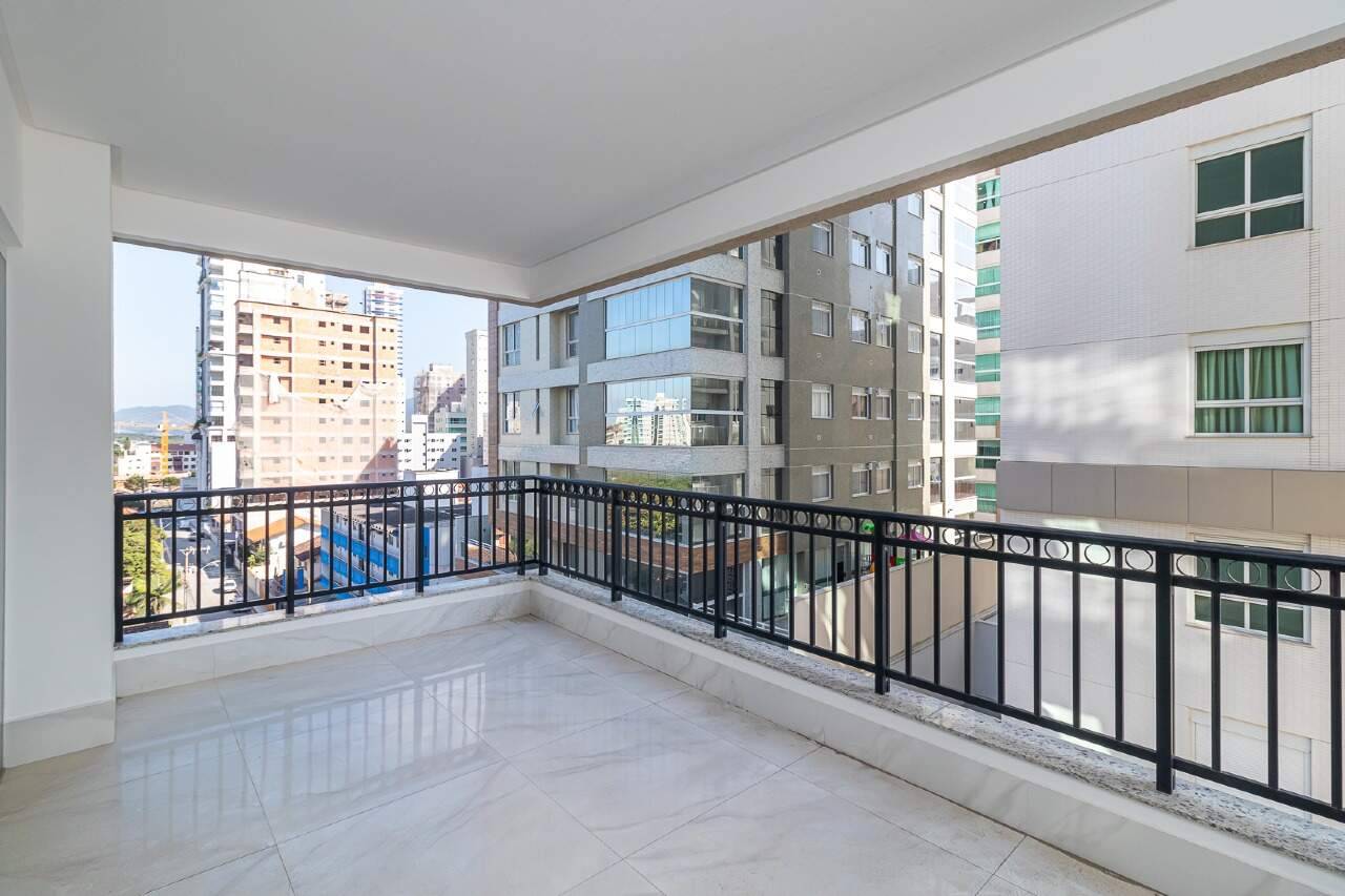 Apartamento com 4 suítes no Edifício La Belle na Meia Praia em Itapema
