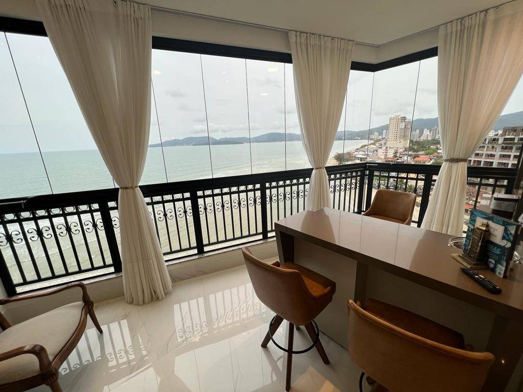 Apartamento frente mar com 3 suítes no La Rivière na Meia Praia em Itapema