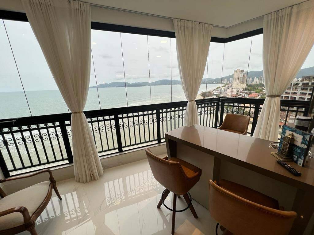 Foto do imóvel Apartamento no La Rivière com 3 suítes e 140m² frente mar – Meia Praia, Itapema