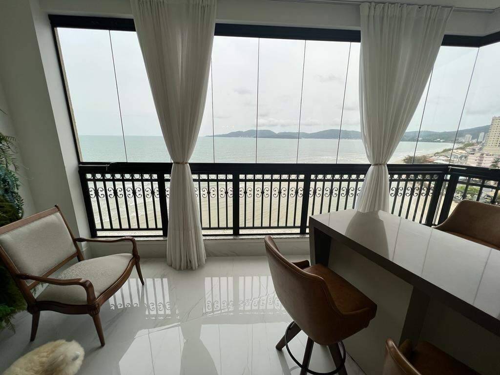 Foto do imóvel Apartamento no La Rivière com 3 suítes e 140m² frente mar – Meia Praia, Itapema